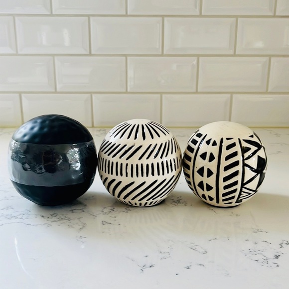 Black Hammered ceramic decorative sphere - Picture 9 of 11